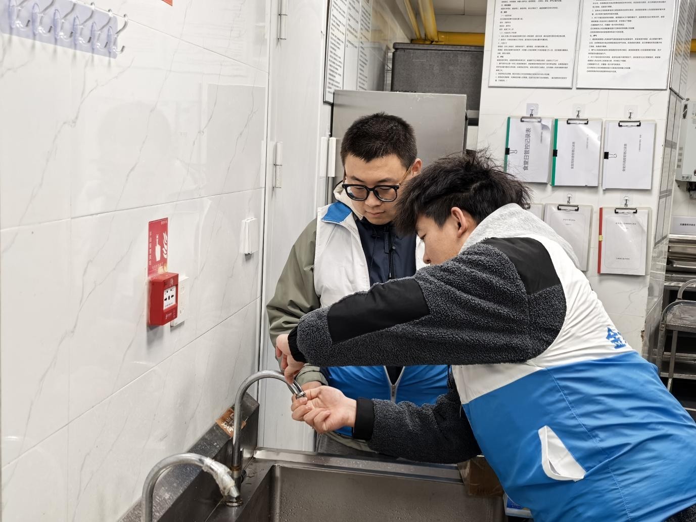 传承雷锋精神 弘扬传统美德